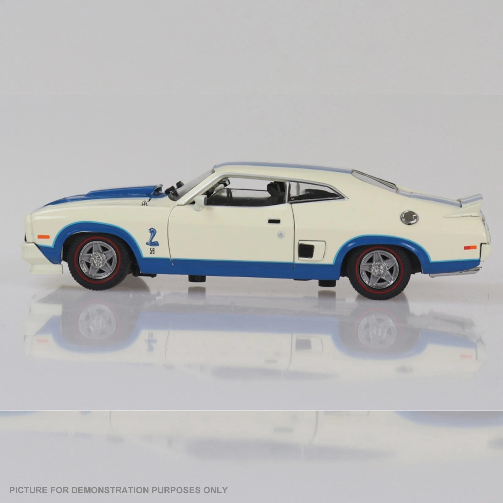 DDA Collectibles Series - 1:32 Opt' 97 XC Cobra Ford Falcon White/Blue Stripes Fully Detailed